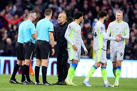 "لاعب استثنائي".. جوارديولا يتحدث عن مرموش قبل كأس كاراباو